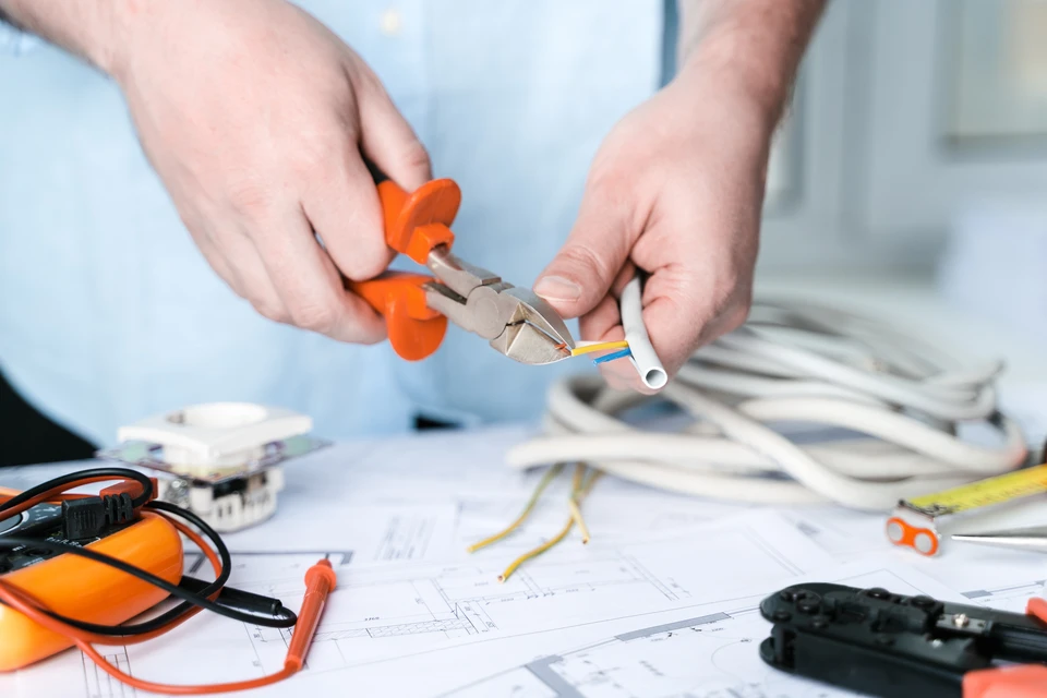Réparateur d'homme réalisant un projet d'électricité à la maison